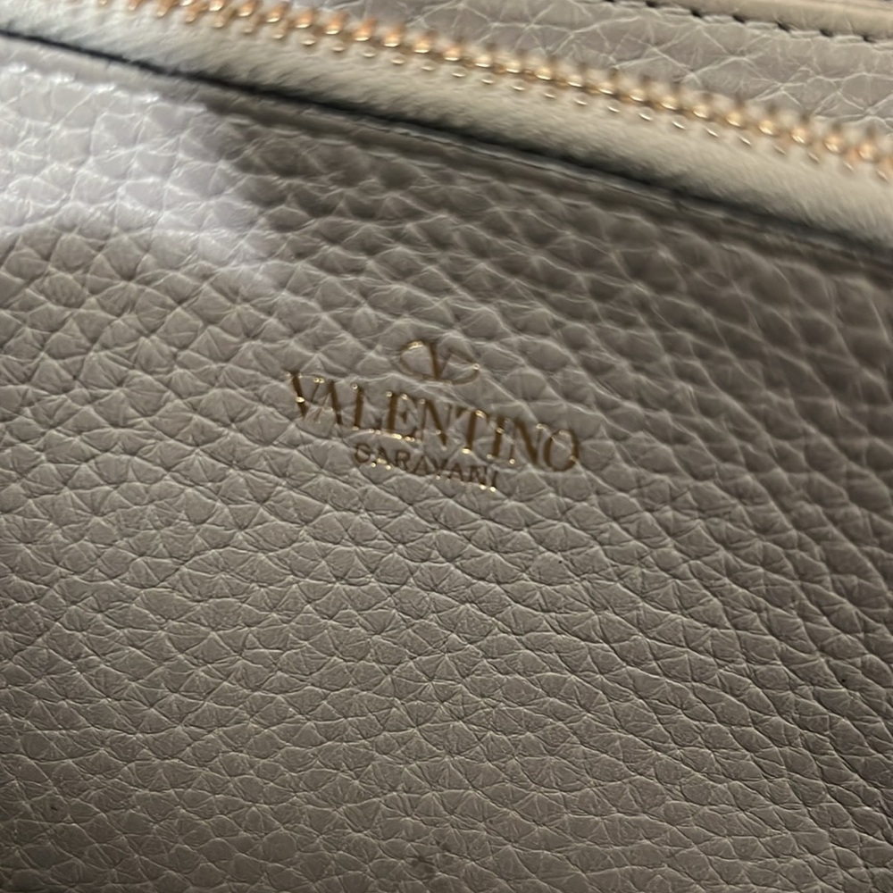 VALENTINO GARAVANI ZIP LONG WALLET WITH SILVER STUDS. - Picture 14 of 17